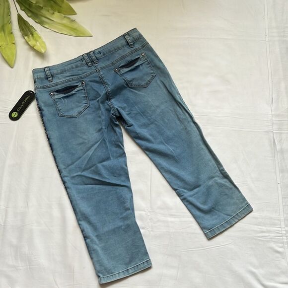 ⭐️nwt Tricotto Denim Capris⭐️ - Picture 5 of 8